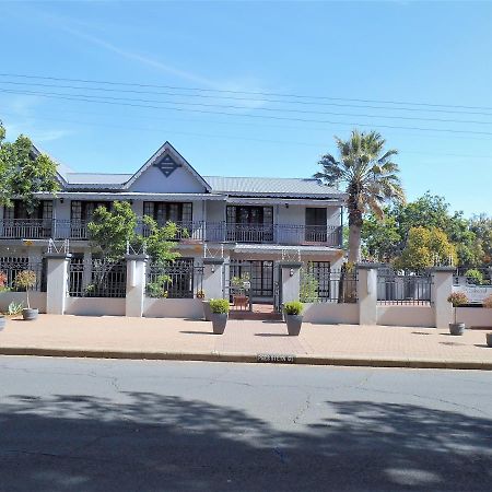 Oakwood Lodge 布隆方丹 外观 照片 The main building of the school