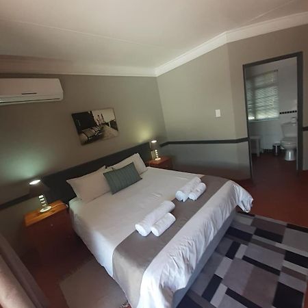 Oakwood Lodge 布隆方丹 外观 照片 A room at the Protea Hotel, Polokwane