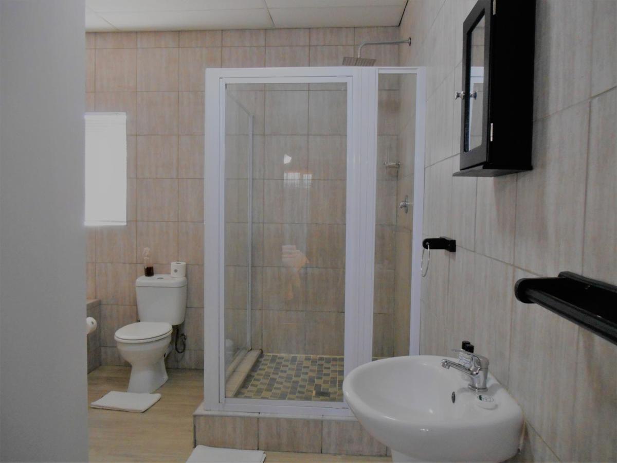 Oakwood Lodge 布隆方丹 外观 照片 A shower cubicle