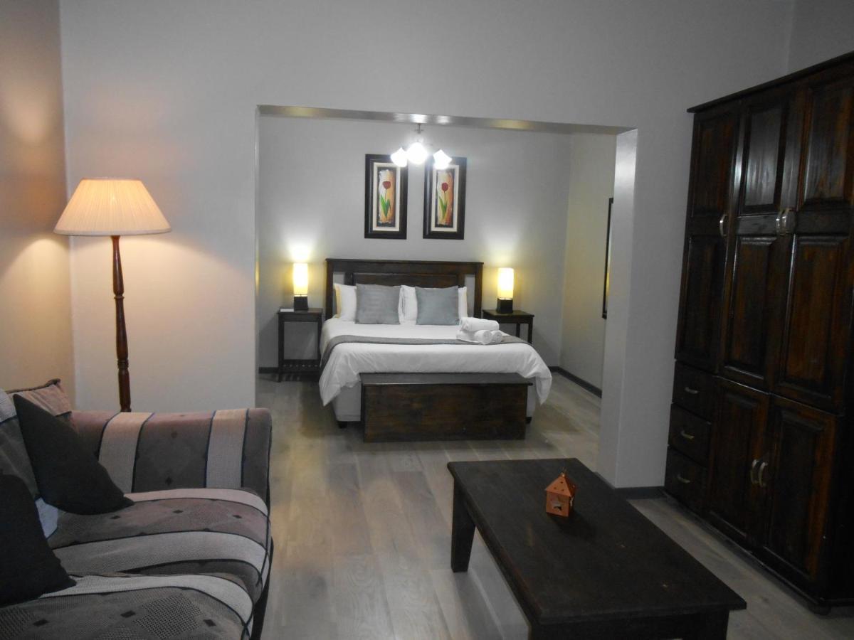 Oakwood Lodge 布隆方丹 外观 照片 A bedroom in a hotel