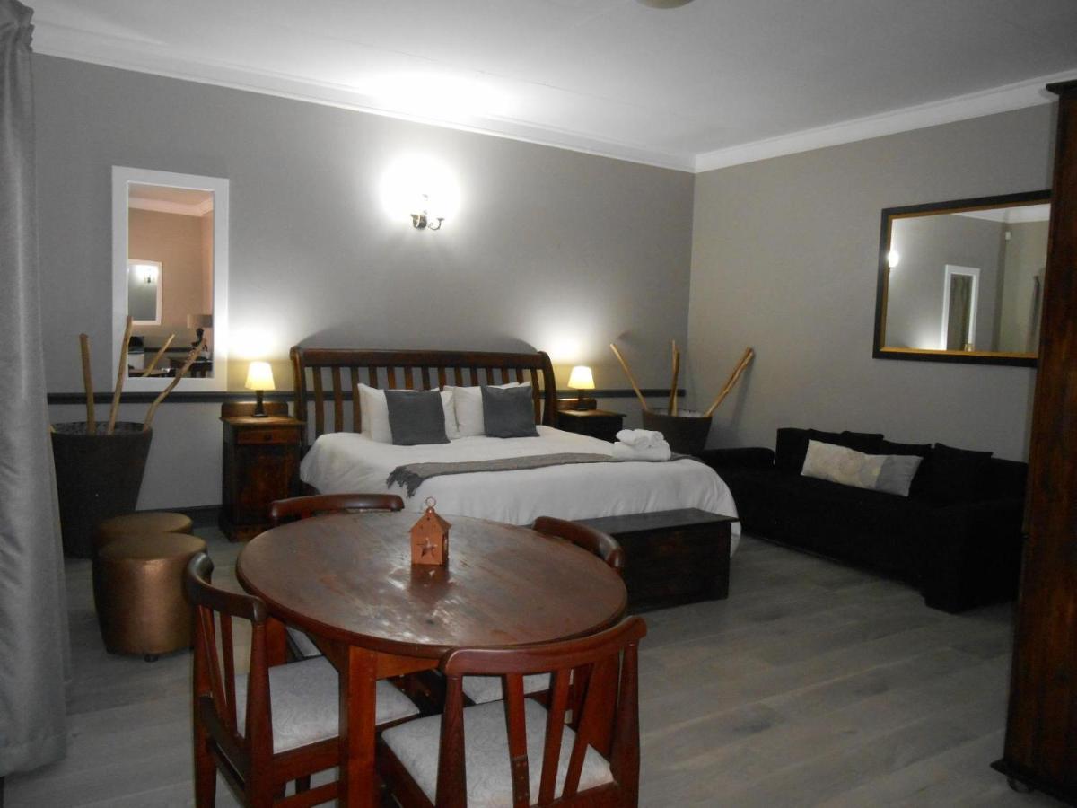 Oakwood Lodge 布隆方丹 外观 照片 A bedroom in a hotel