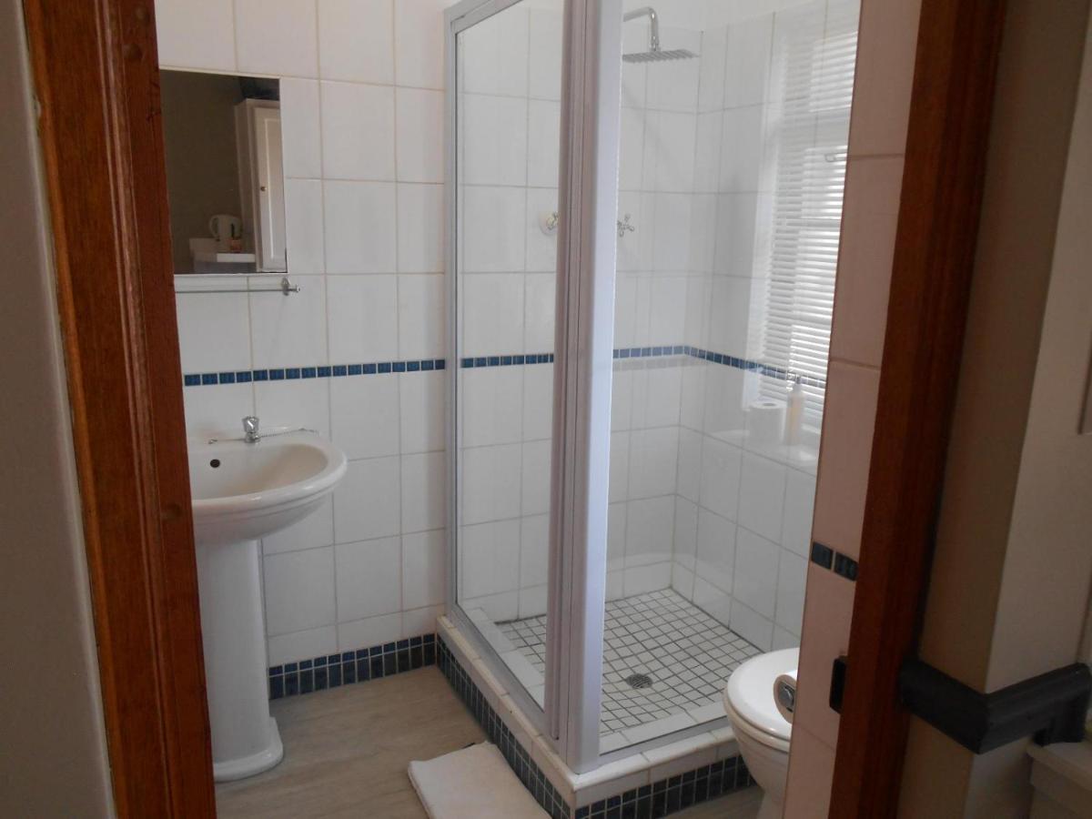 Oakwood Lodge 布隆方丹 外观 照片 A shower cubicle