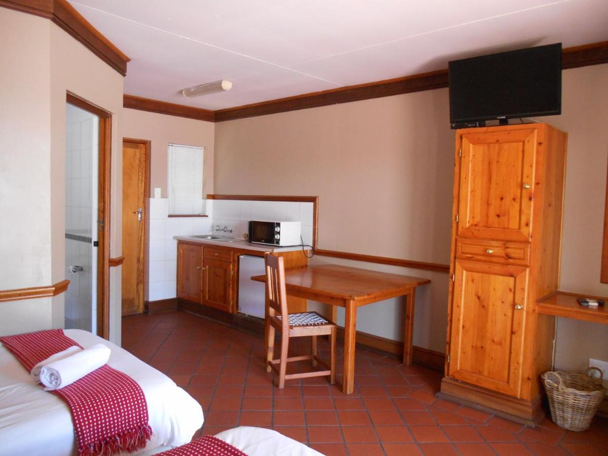 Oakwood Lodge 布隆方丹 外观 照片 A typical room at the hotel