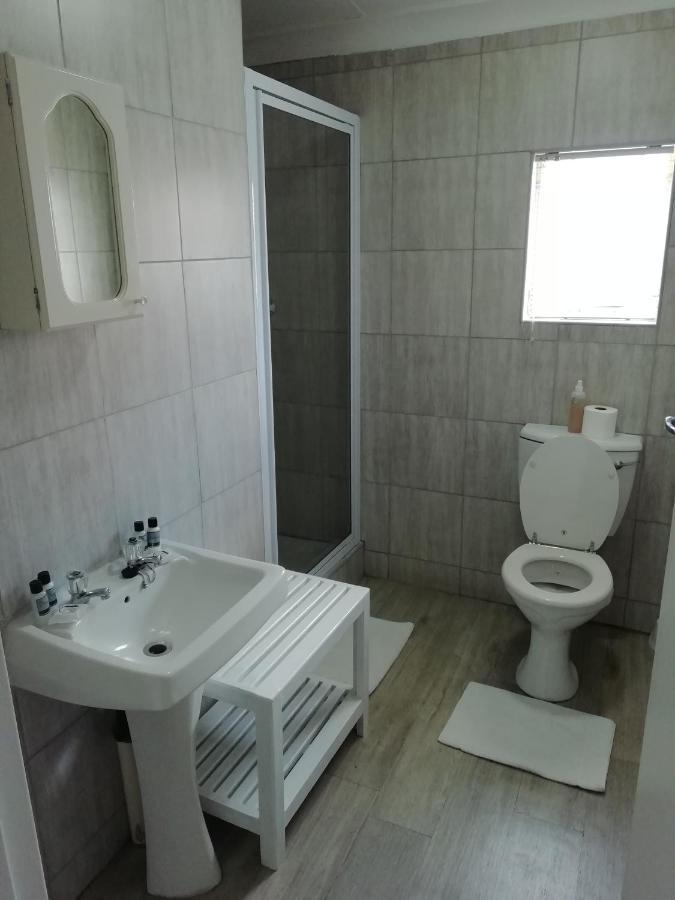 Oakwood Lodge 布隆方丹 外观 照片 A modern bathroom