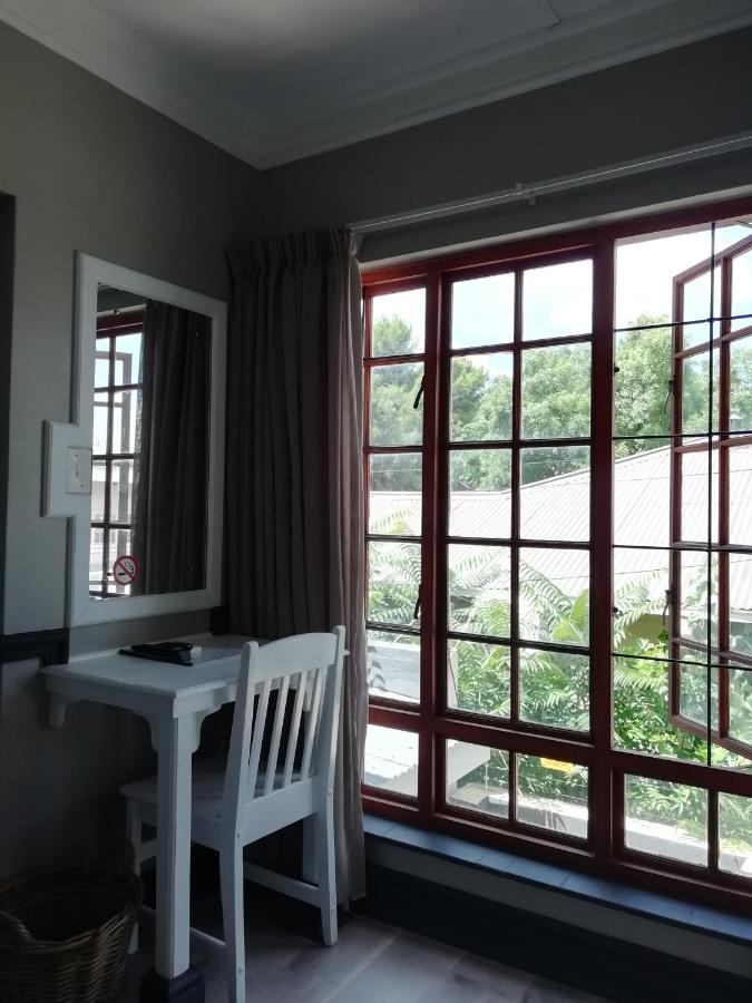 Oakwood Lodge 布隆方丹 外观 照片 A window with burglar bars