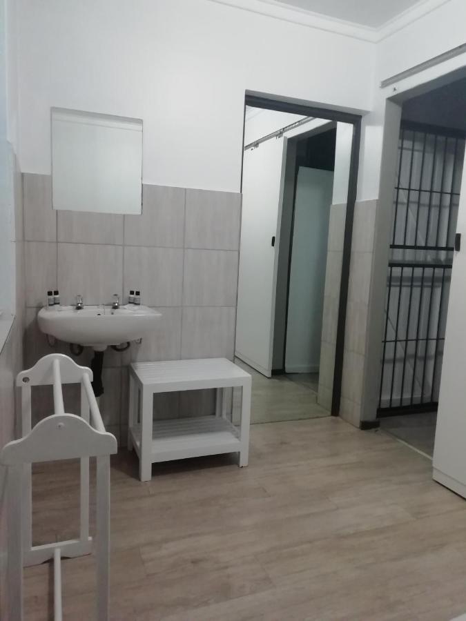 Oakwood Lodge 布隆方丹 外观 照片 A cell at the prison