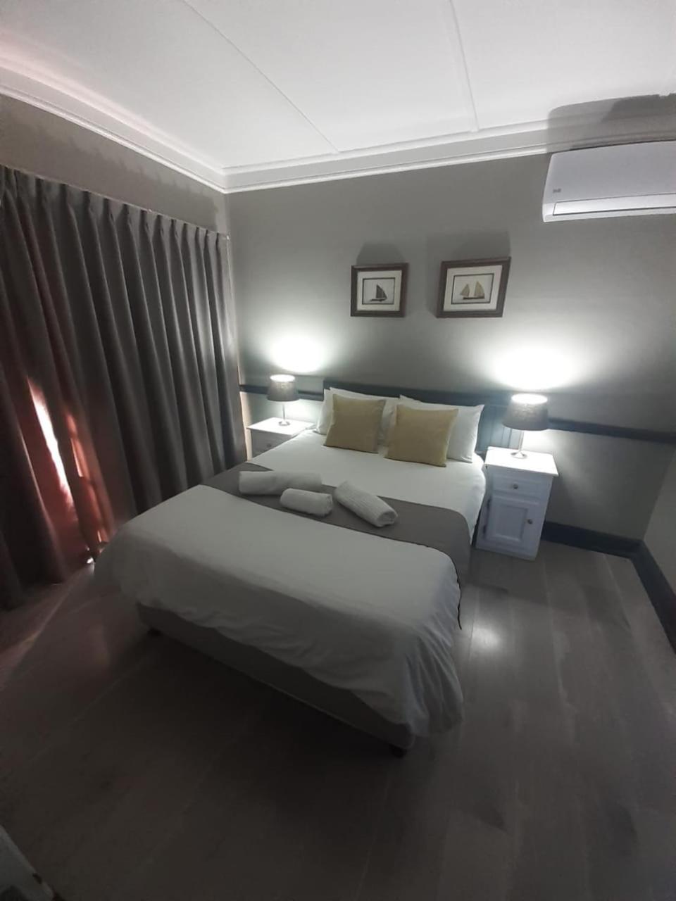 Oakwood Lodge 布隆方丹 外观 照片 A bedroom at the hotel