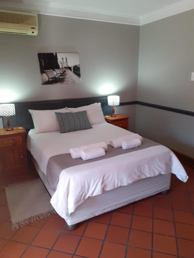 Oakwood Lodge 布隆方丹 外观 照片 A bedroom at the hotel
