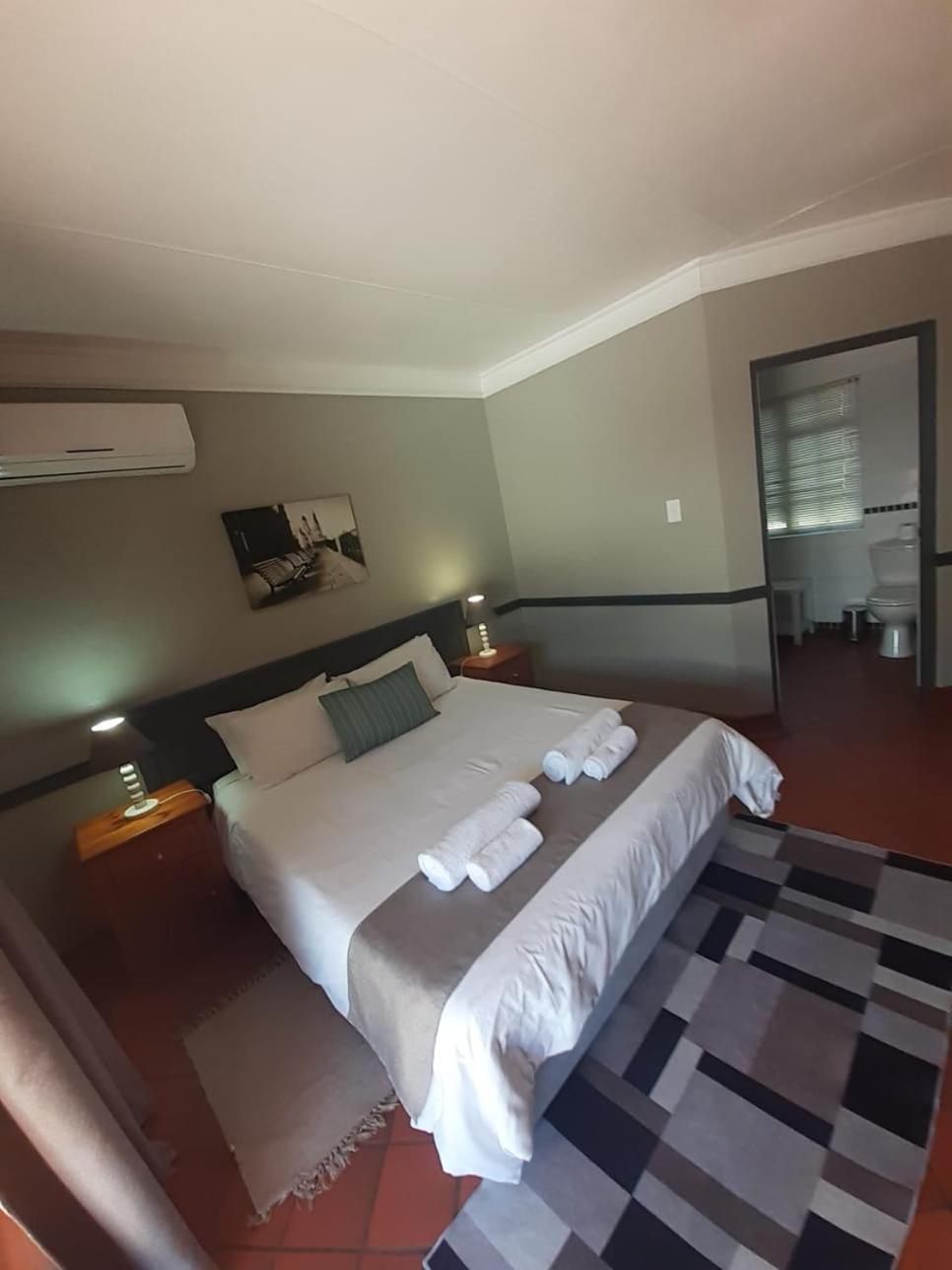 Oakwood Lodge 布隆方丹 外观 照片 A room at the Protea Hotel, Polokwane