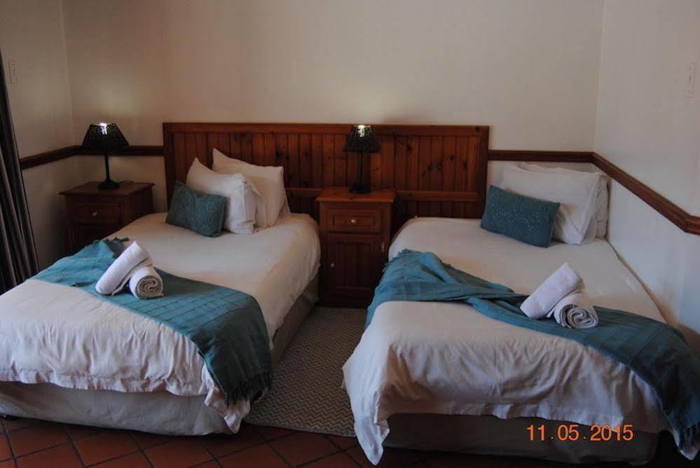 Oakwood Lodge 布隆方丹 外观 照片 A bedroom at the Protea Hotel, Port Elizabeth