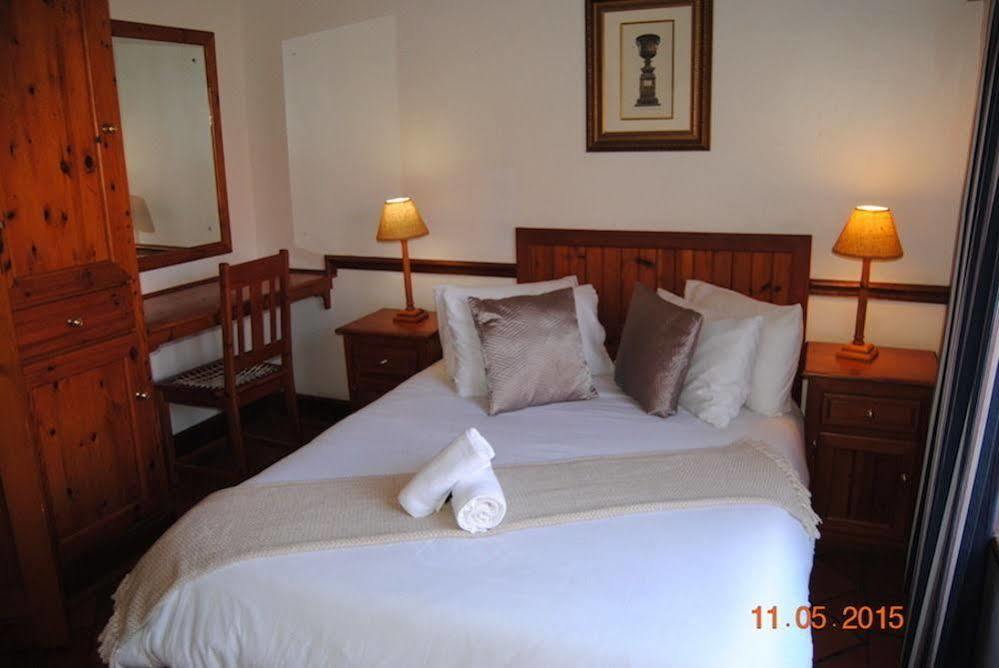 Oakwood Lodge 布隆方丹 外观 照片 A bedroom at the hotel