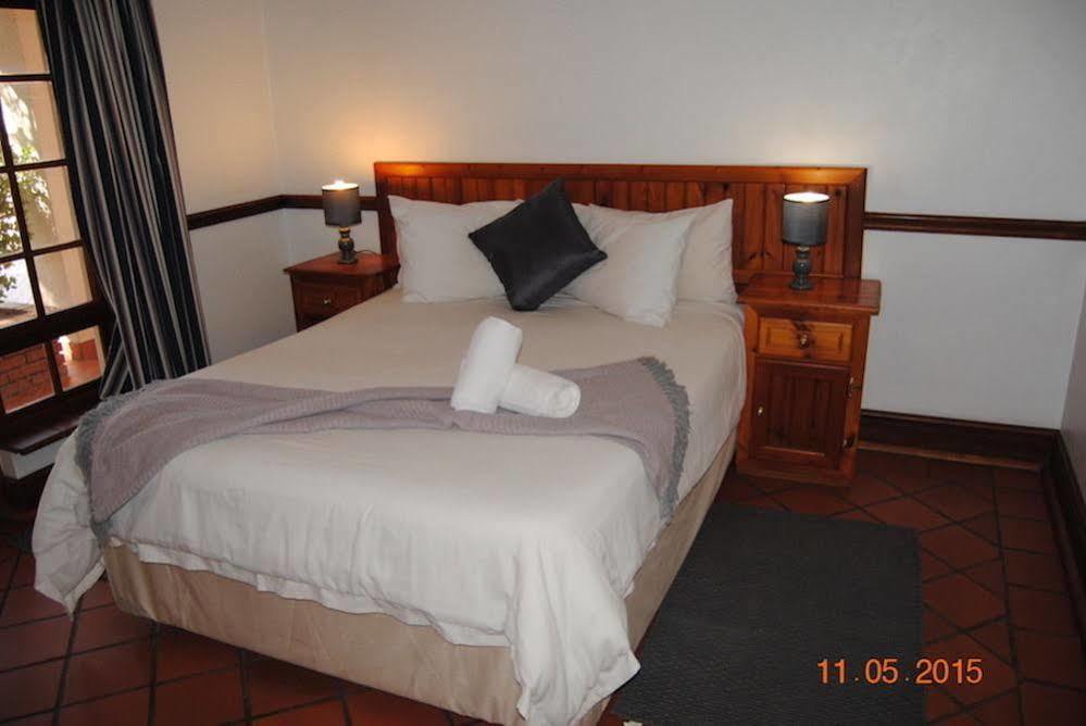 Oakwood Lodge 布隆方丹 外观 照片 A bedroom at the hotel