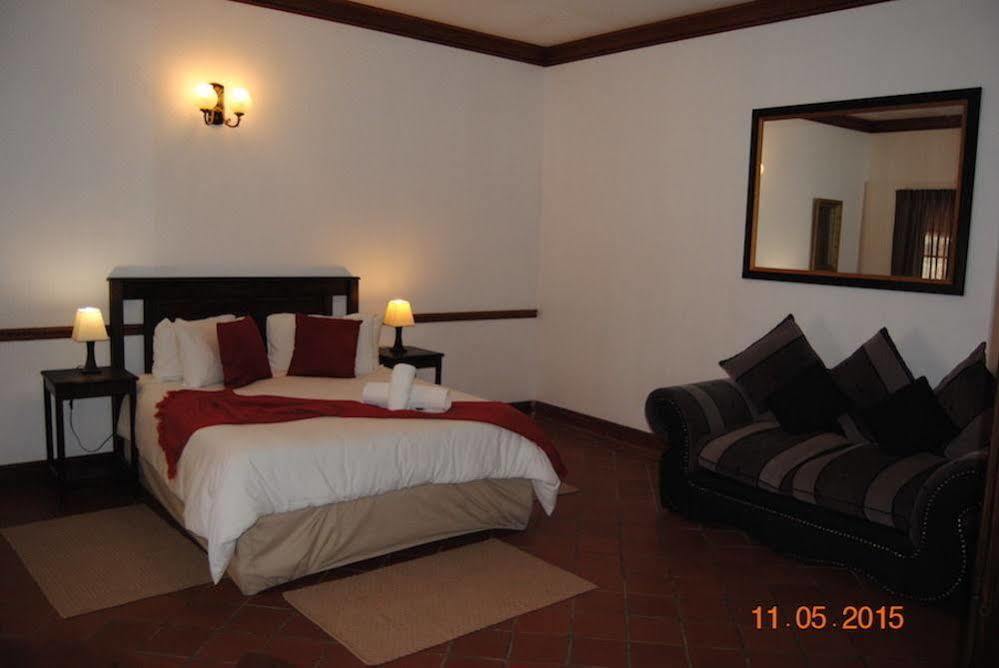 Oakwood Lodge 布隆方丹 外观 照片 A bedroom at the hotel