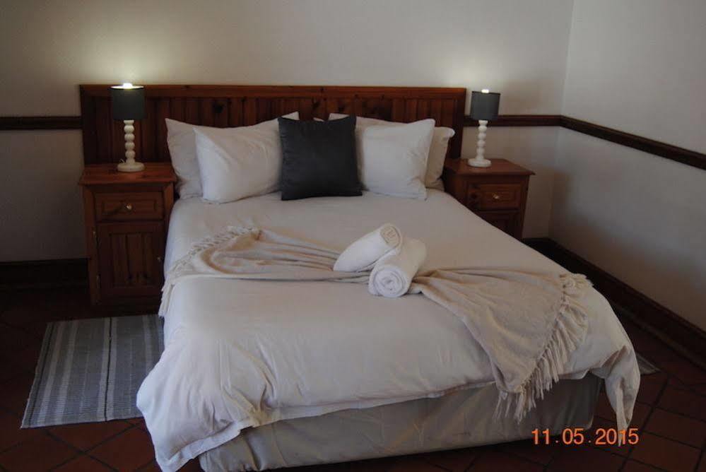 Oakwood Lodge 布隆方丹 外观 照片 A bed with a throw