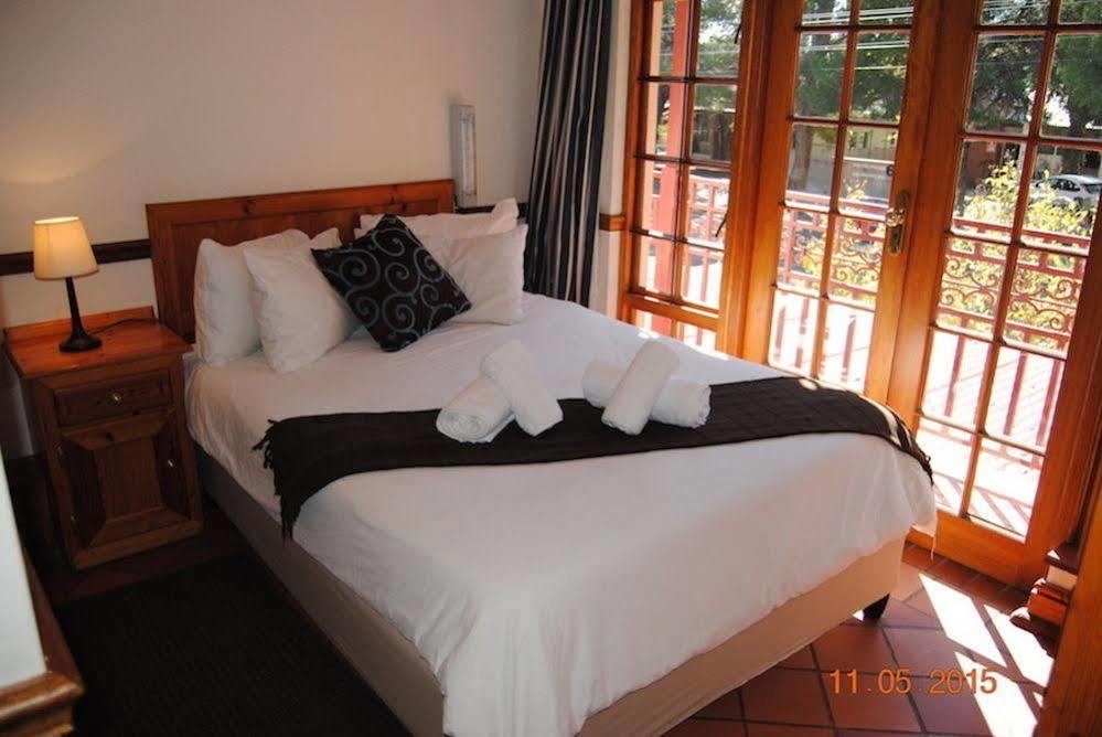 Oakwood Lodge 布隆方丹 外观 照片 A guest room at the hotel