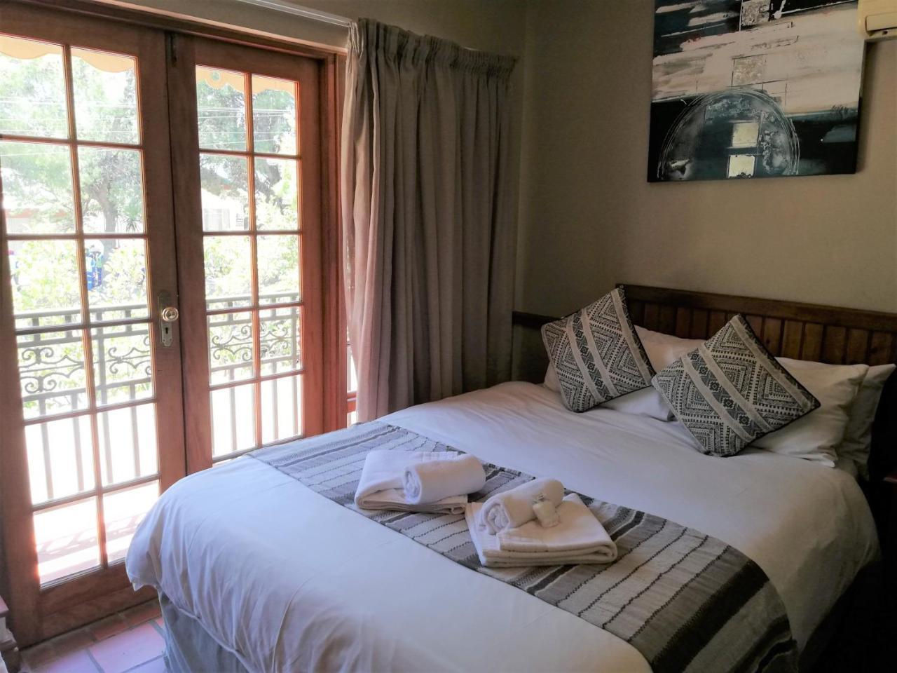 Oakwood Lodge 布隆方丹 外观 照片 A bedroom at the Protea Hotel, Stellenbosch