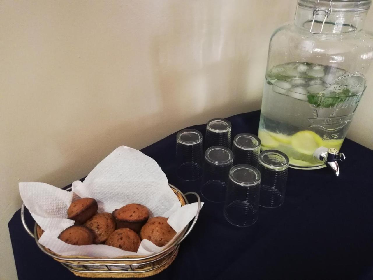 Oakwood Lodge 布隆方丹 外观 照片 A water dispenser with lemon and mint